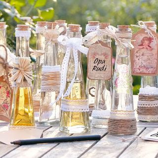 Skleněné láhve v módním nostalgickém vzhledu