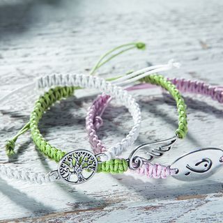 Macramé náramek s kovovými přívěsky