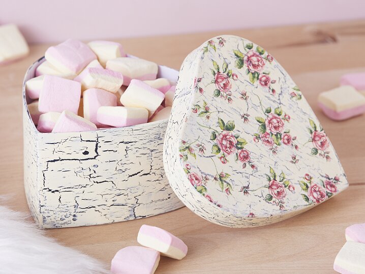 Herzschachtel mit Krakelierlack