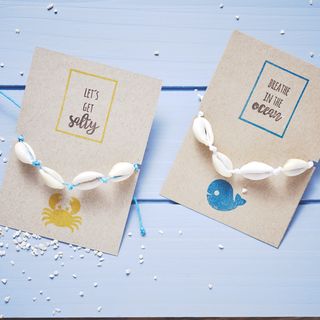 Náramek z mušlí se zapínáním macramé