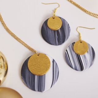 Selbstgemachter Schmuck mit Pouring gestalten