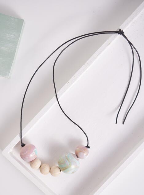 Selbstgemachte Kette mit Holzkugeln und Pouring