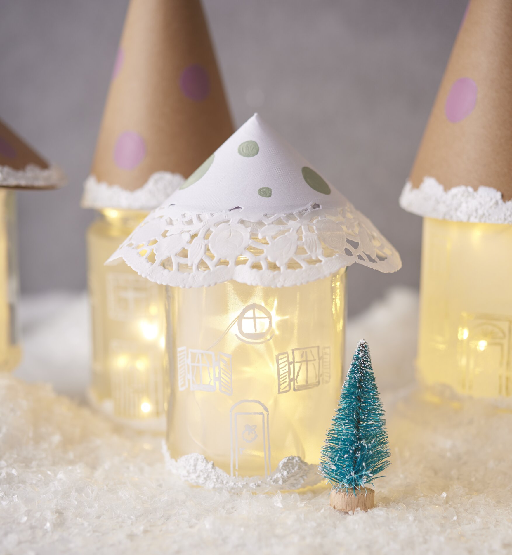 Verschneites Winterdorf aus Schraubgläsern gestalten