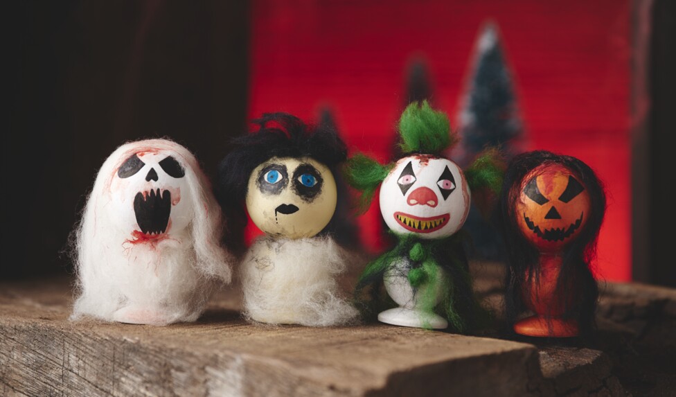 Gruselige Halloweenfiguren aus Holzkugeln basteln