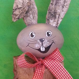 Dekorace venkovského domu na Velikonoce: (dřevěný) chytrý velikonoční zajíček