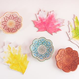 blätter und schalen aus ton