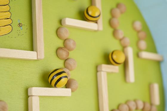 Kinderspiel Labyrinth aus Tablett basteln