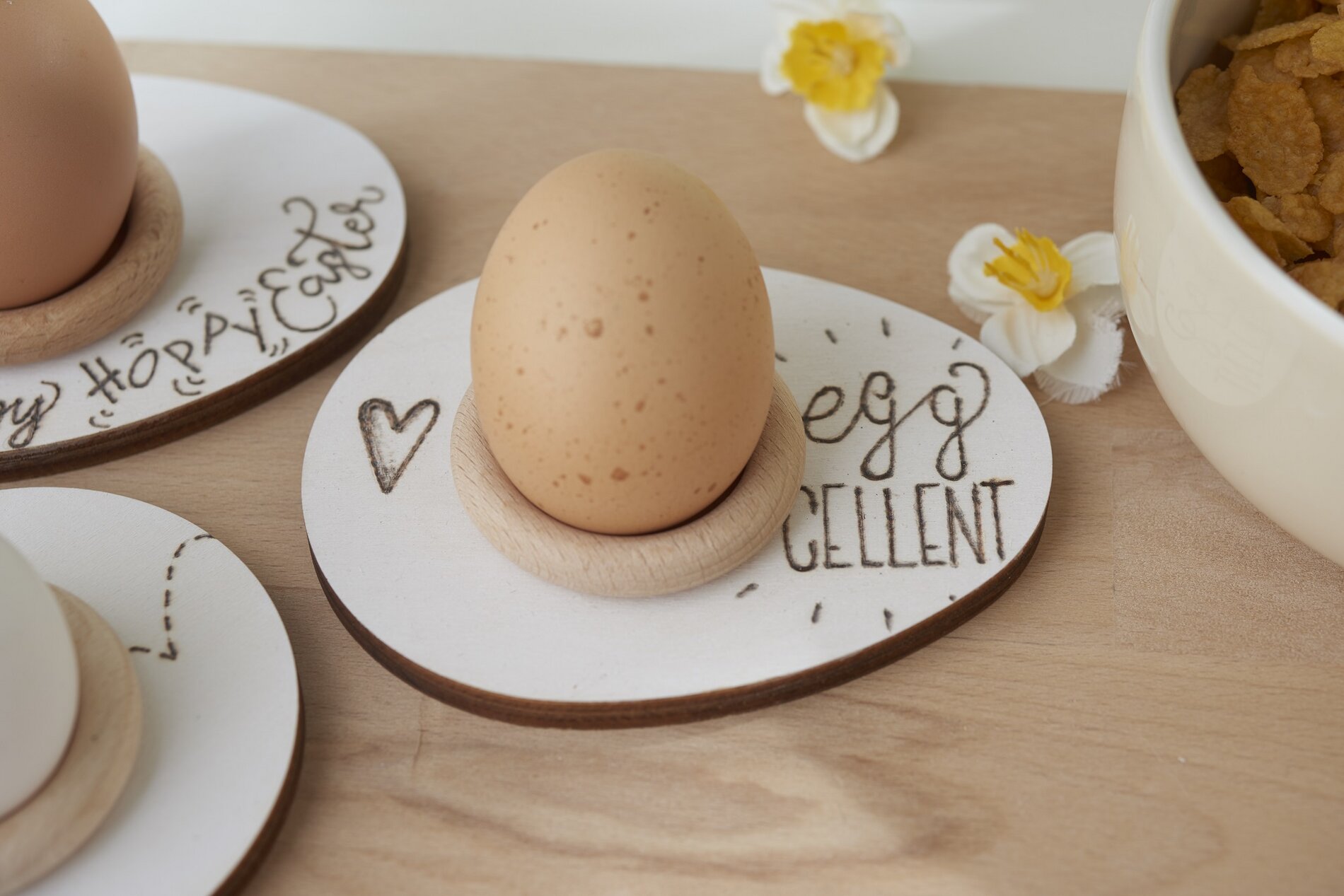 Eierbecher aus Holz für Ostern gestalten