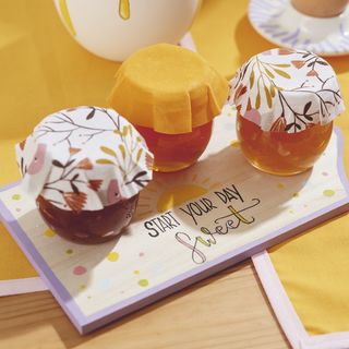 Sklenice na džem se servírovací deskou