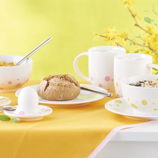 Farbenfrohe Tischdekoration mit buntem Geschirr