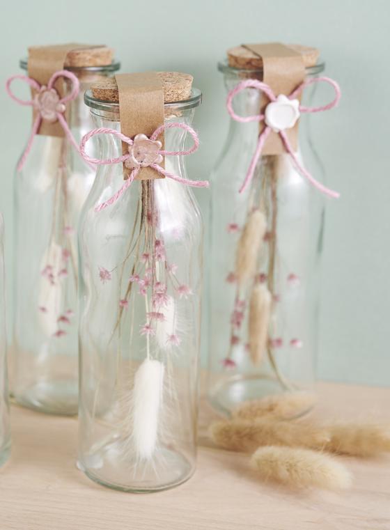 flaschen mit trockenblumen