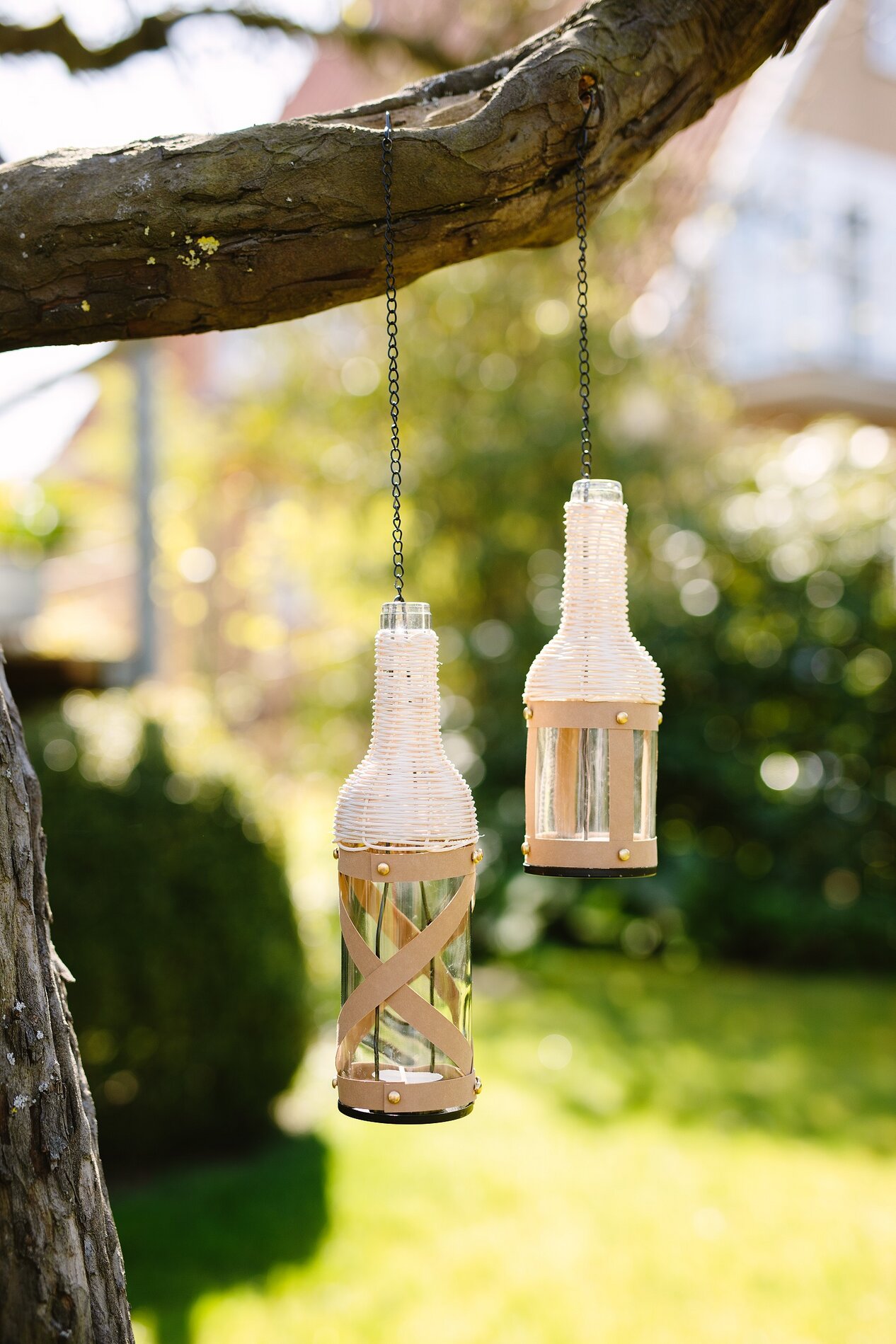 Dekorative Windlichtflaschen mit Peddigrohr gestalten