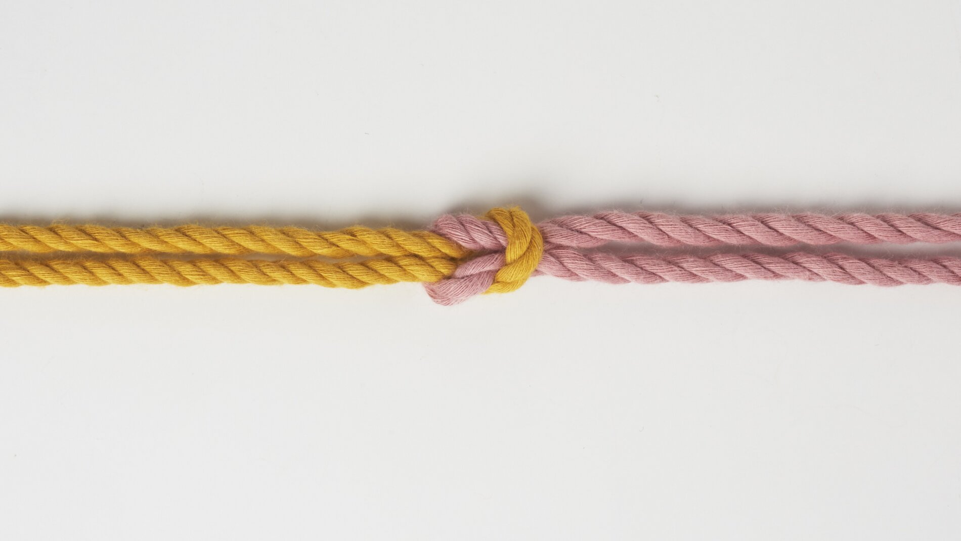 Festgezogener Makramee Wellenknoten