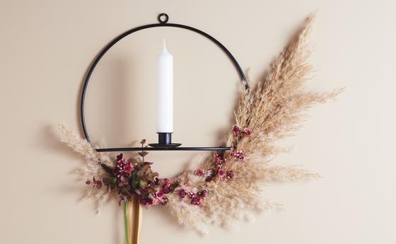 Schwarzer Dekoring mit Kerze