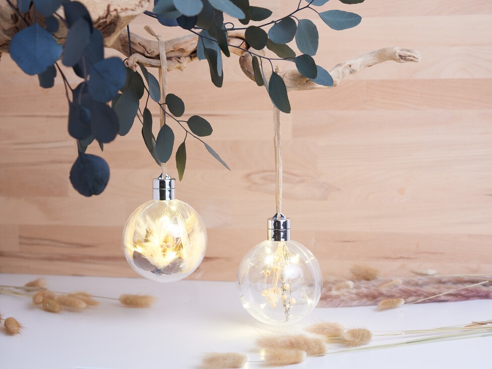 Filled LED balls with dried flowers