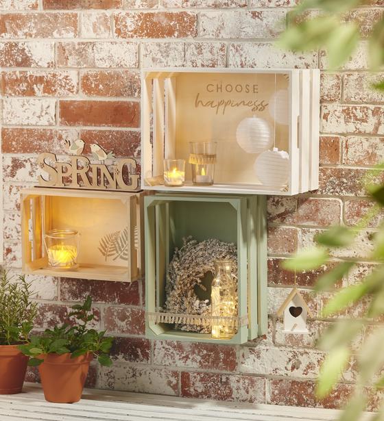 Dekoratives Wandregal aus Holzkisten für den Outdoor-Bereich