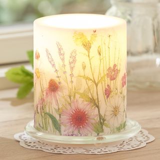 Gestalten Sie Kerzen mit der Serviettentechnik