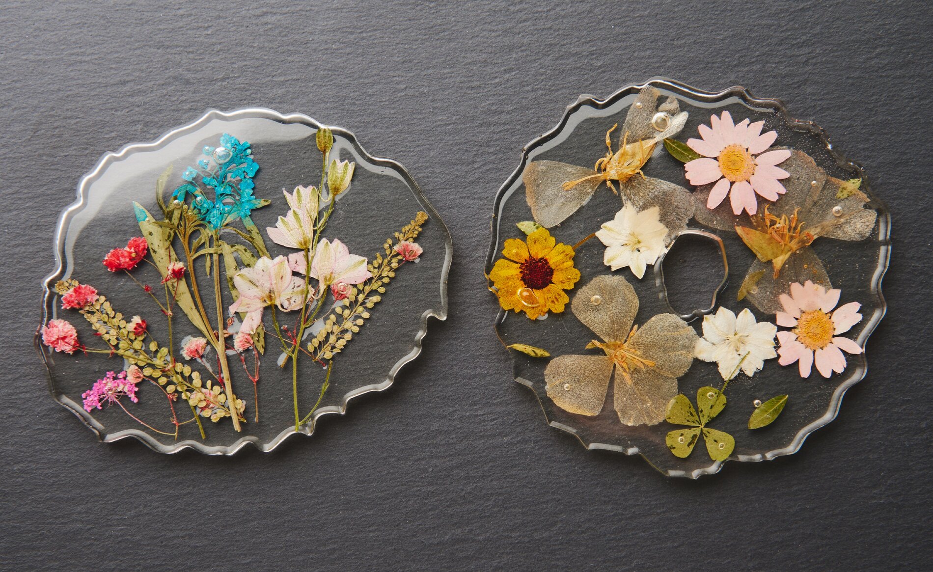 Untersetzer aus Gießharz mit gepressten Blüten