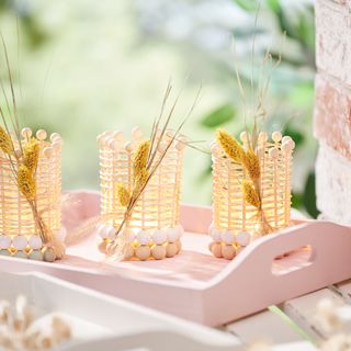 glaswindlicht mit holzkugeln