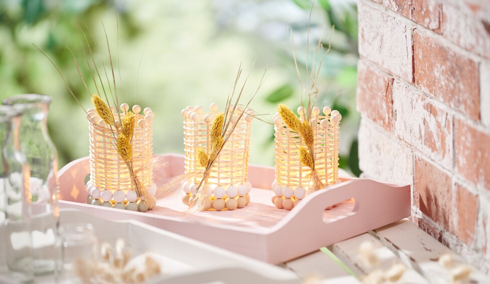 glaswindlicht mit holzkugeln