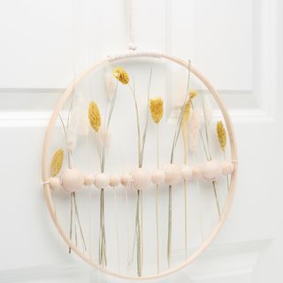 Holzring mit Holzkugeln und Trockenblumen