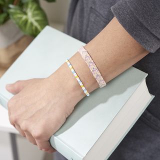 Vzor náramku přátelství se šipkou