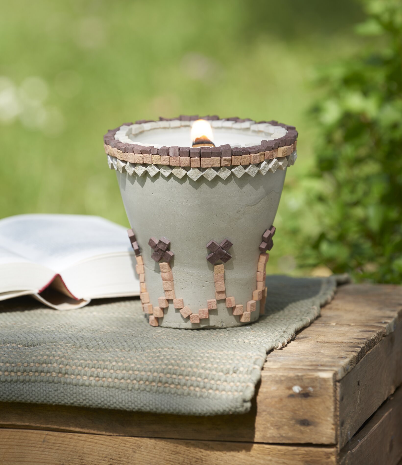 betonschale mit wachs