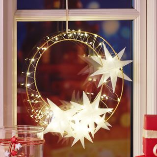 Weihnachtlicher Metallring mit Papiersternen