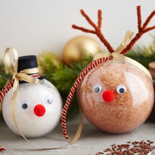 Badesalz in dekorativ verzierten Acrylkugeln