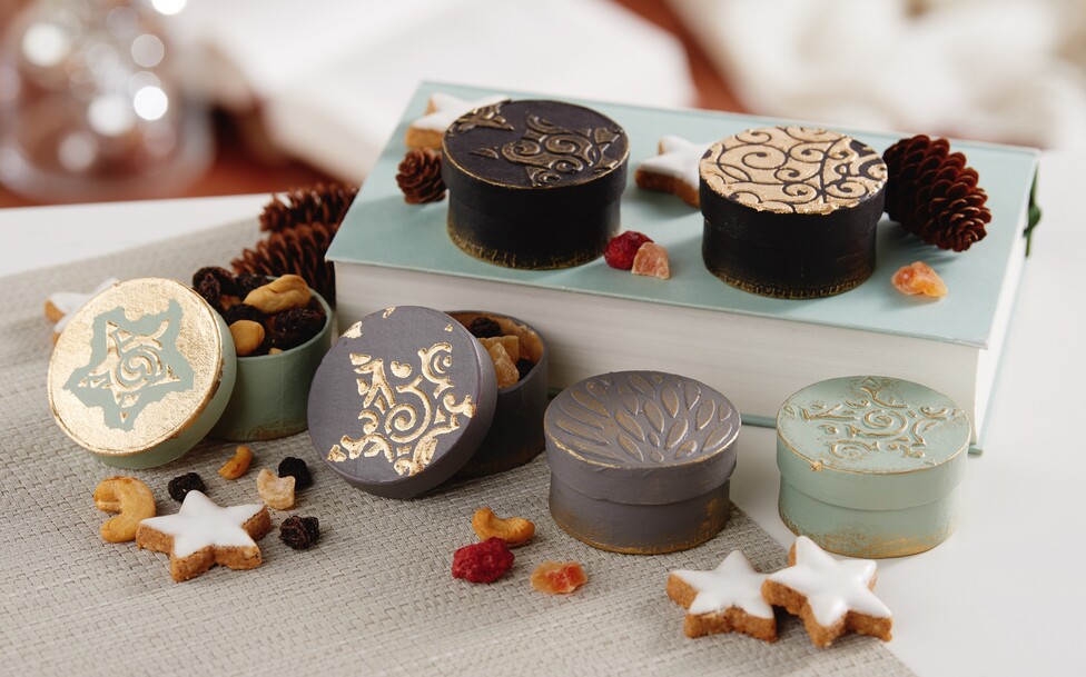 Dekorative Schachteln mit Relief und Blattgold