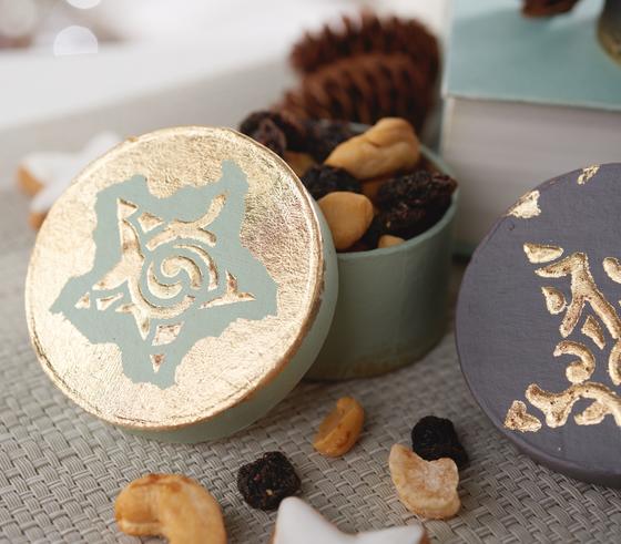 Schachteln mit Blattgold verzieren 