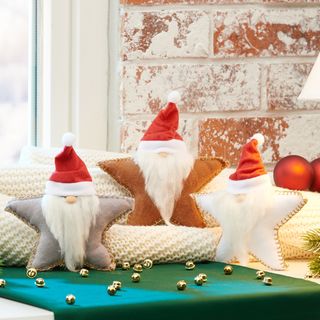 Secret Santa stars from felt