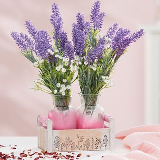 Blumendekoration mit bestempelter Holzkiste