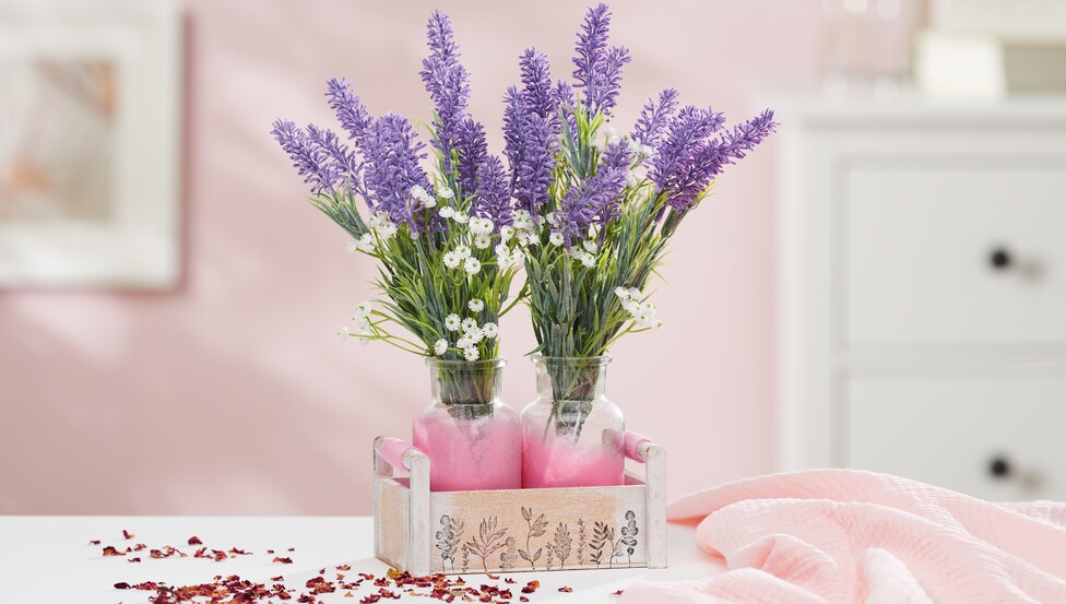 Blumendekoration mit bestempelter Holzkiste