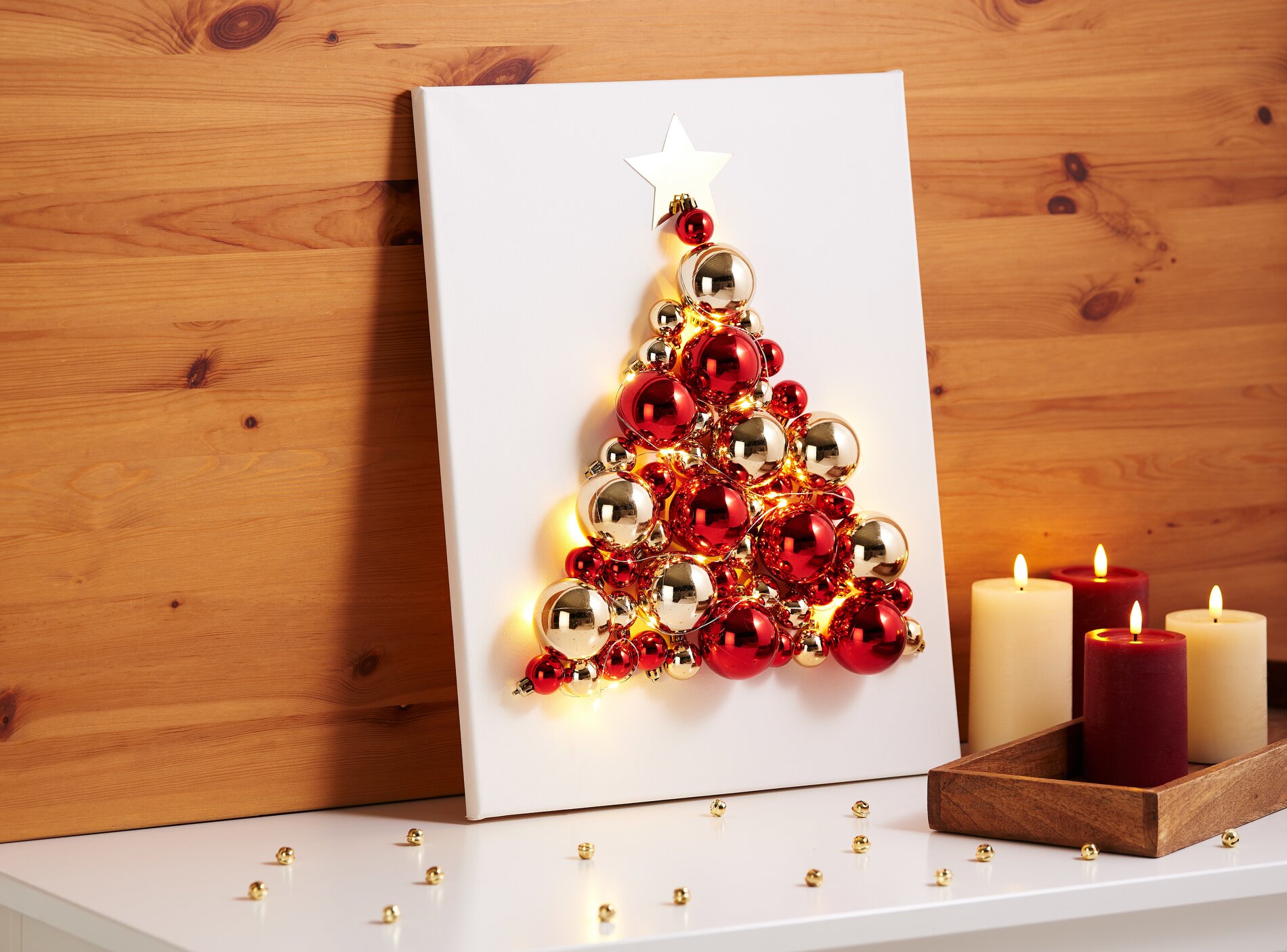 Baum aus Weihnachtskugeln