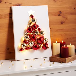 Baum aus Weihnachtskugeln