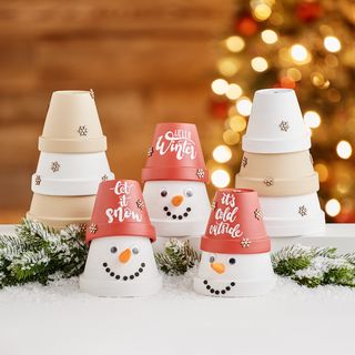 Schneemänner und festliche Tannenbäume aus Terrakottatöpfen