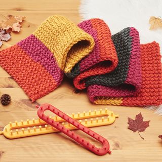 Knitting a scarf with the knitting strip