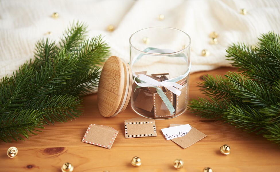 glas mit briefumschlägen