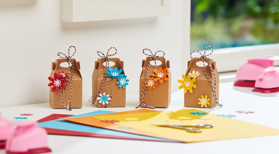 Schachteln mit Blumendeko