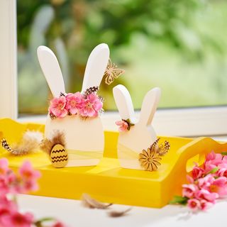 Tvarovaný králík s květinovým dekorem