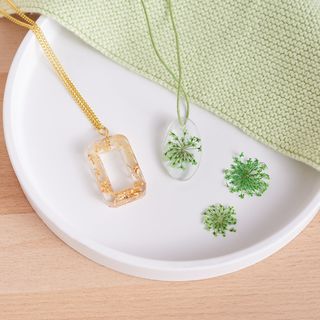 Navrhování náhrdelníků pomocí licí pryskyřice