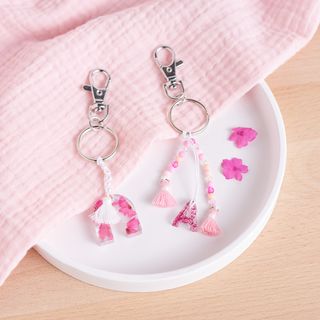 Výroba přívěsků na klíče z lité pryskyřice