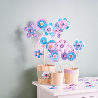 Making felt flowers