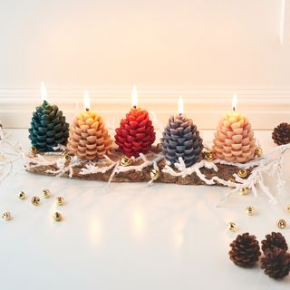 Nalévání barevných kuželových svíček