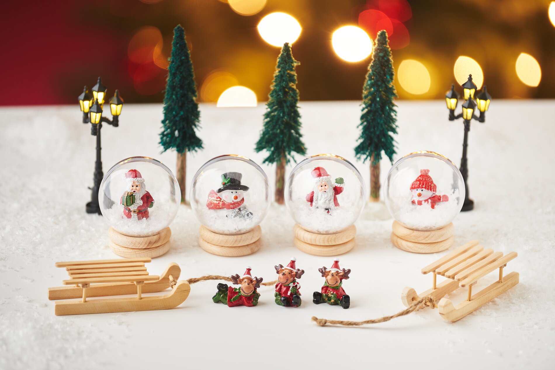 Dekorative Schneekugeln aus Acrylkugeln