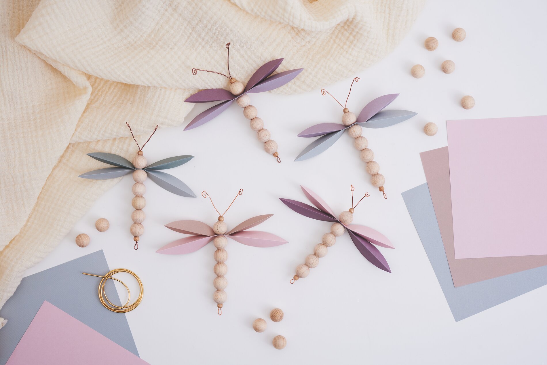 Libellen aus Holzkugeln