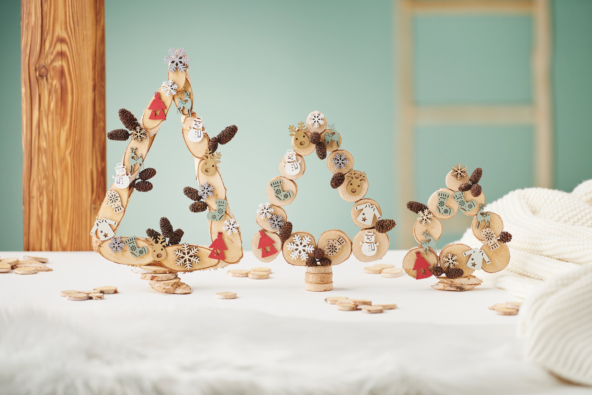 Dekorative Tannenbäume aus Holzscheiben