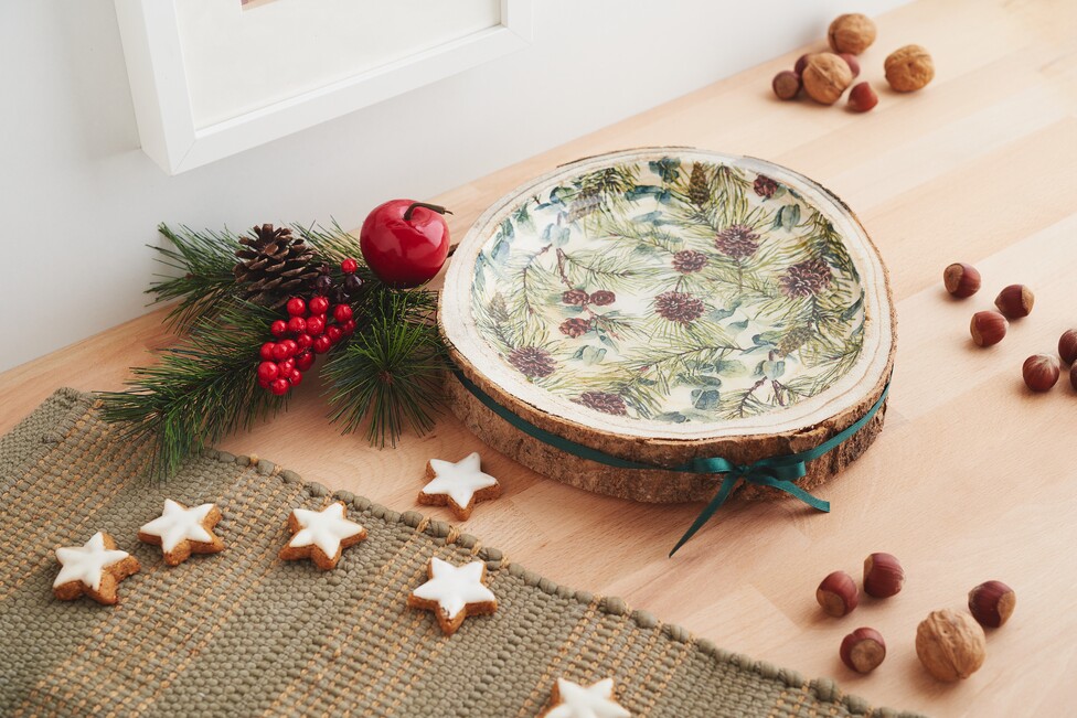 Dekorative Schale mit Serviette und Kaltglasur