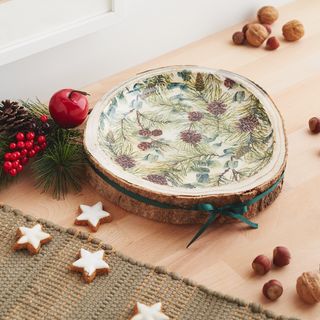 Dekorative Schale mit Serviette und Kaltglasur